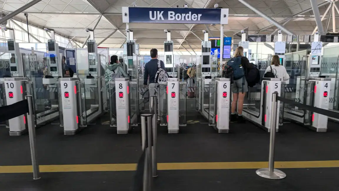 The UK will scan asylum-seekers faces for age checks-despite knowing the tech is flawed – KI‑Altersprüfung an britischen Grenzen